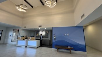 Holiday Inn Express & Suites Marina - State Beach Area
