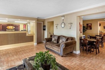 Econo Lodge North
