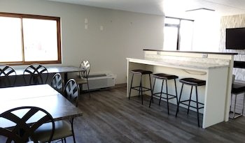 Klopsenstein Inn & Suites