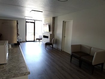 Klopsenstein Inn & Suites