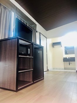Del Aire Inn