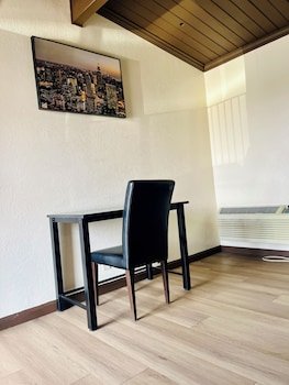 Del Aire Inn