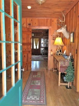 Rocky Mountain Lodge & Cabins