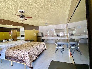 Savannah Inn and Suites