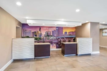 La Quinta Inn & Suites by Wyndham Hartford - Bradley Airport