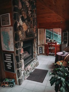 Battle Creek Lodge & Vacation Rentals