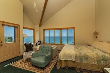 Turtle Rocks Oceanfront Inn