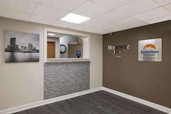 Suburban Studios Milwaukee Airport