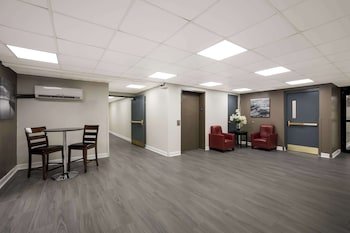 Suburban Studios Milwaukee Airport