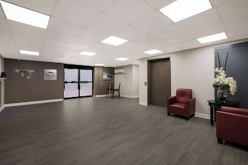 Suburban Studios Milwaukee Airport