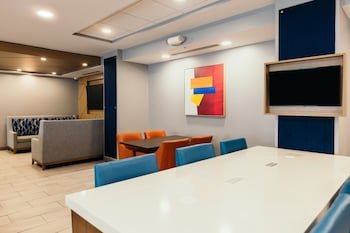 Holiday Inn Express Urbandale Des Moines
