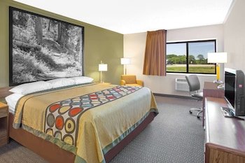 Super 8 by Wyndham Windsor/Madison North