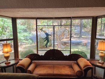 Lily Creek Lodge