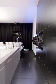 Carbon Hotel