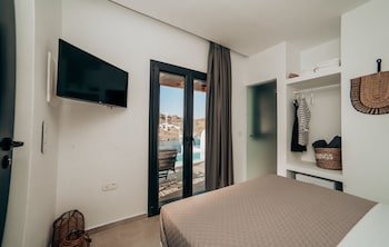 Ble Kythnos Suites