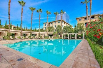 Global Luxury Suites At The Village
