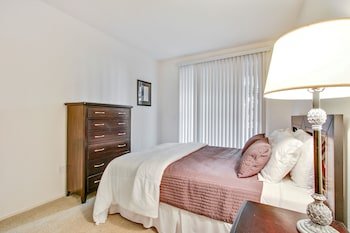 Global Luxury Suites At The Village