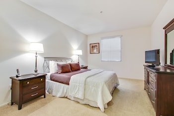 Global Luxury Suites At The Village