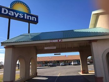 Days Inn by Wyndham Hobbs