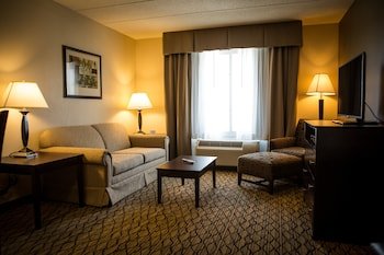 Holiday Inn Express & Suites Milford