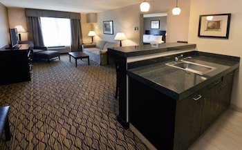 Holiday Inn Express & Suites Milford