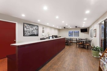 Super 8 by Wyndham Visalia