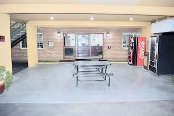 Super 8 by Wyndham Visalia