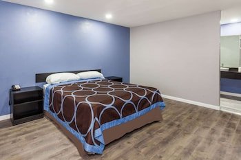 Super 8 by Wyndham Visalia