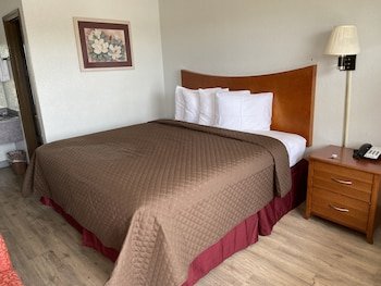Colonial Inn Shawnee