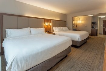 Holiday Inn Express & Suites Milwaukee NW – Park Place