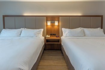 Holiday Inn Express & Suites Milwaukee NW – Park Place