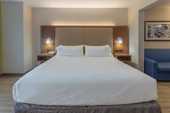 Holiday Inn Express & Suites Milwaukee NW – Park Place