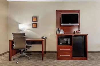 Holiday Inn Express & Suites Milwaukee NW – Park Place