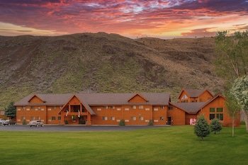 Yellowstone Village Inn & Suites