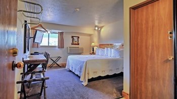 Yellowstone Village Inn & Suites