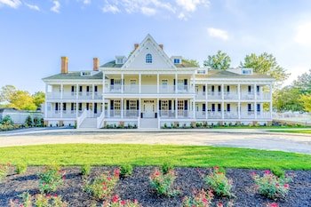 Historic Kent Manor Inn