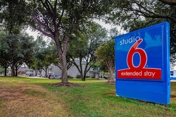 Studio 6 Dallas South Arlington