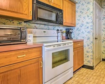 Cozy Pocono Mountain Escape
