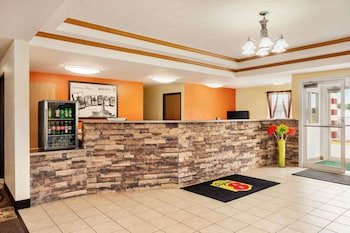 Super 8 by Wyndham Holton