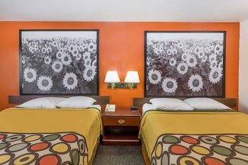 Super 8 by Wyndham Holton