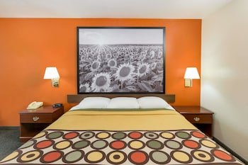 Super 8 by Wyndham Holton