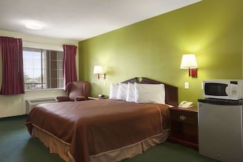 Howard Johnson by Wyndham Grand Prairie Near Lone Star Park