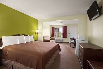 Howard Johnson by Wyndham Grand Prairie Near Lone Star Park