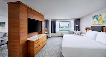 DoubleTree by Hilton Windsor Hotel & Suites