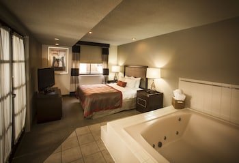 Ramada Marquette