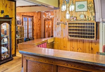 The Pines Inn - Lake Placid
