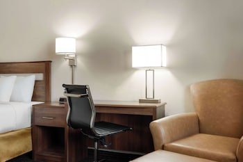 Travelodge by Wyndham Vaughn