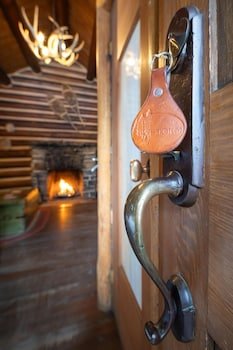 Storm Mountain Lodge Cabins