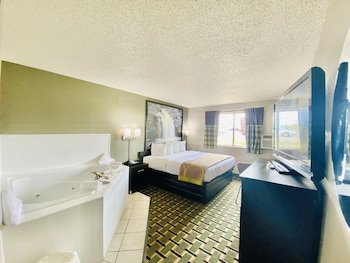 Super 8 by Wyndham Grand Rapids/Wyoming