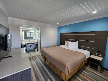 Travelodge by Wyndham Fullerton Near Anaheim